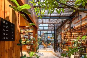 a room filled with lots of plants at 杭州忆栖生态艺术酒店西溪湿地店 in Hangzhou