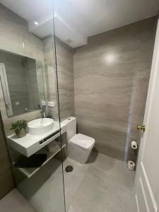 ein Badezimmer mit Toilette, Waschbecken und Dusche in der Unterkunft Palo verde-Golf-Playa-Islantilla in Islantilla