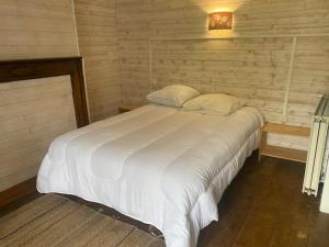 a bedroom with a large white bed in a room at Maison Cirque de Gavarnie in Gavarnie