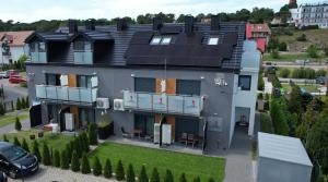 widok z lotu ptaka na dom z dachem w obiekcie VILLA LIGHTHOUSE - Adults Only - 12plus w mieście Krynica Morska