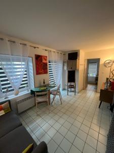 una sala de estar con un sofá y una mesa en Appartement residence Castle Beach, en Moëlan-sur-Mer