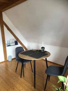 a table and two chairs in a room at Ferienwohnung Beim Bienagassl in Waldsassen +8 photos