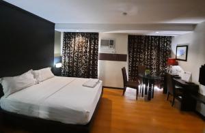Postel nebo postele na pokoji v ubytování MAKATI Boutique Hotel near NAIA Airport Terminal 3 Edsa Pasay CBD
