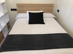 Postel nebo postele na pokoji v ubytování Apartamentos San Lazaro
