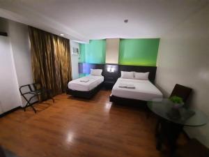 Postel nebo postele na pokoji v ubytování MAKATI Boutique Hotel near NAIA Airport Terminal 3 Edsa Pasay CBD