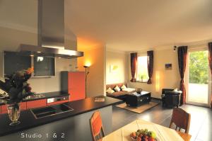 cocina y sala de estar con sofá y mesa en Veh-Studios, en Lindau