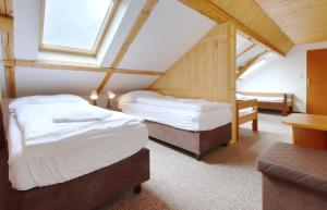 Postel nebo postele na pokoji v ubytování Horský hotel Žižkova bouda