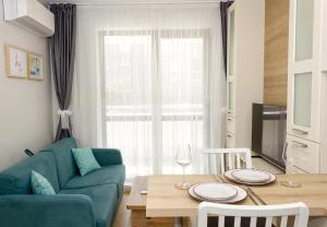 Kuchyň nebo kuchyňský kout v ubytování Homey 1-BD Apartment in Varna, next to Grand Mall Varna by Flat Mаnаger