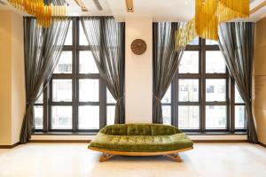 Khu vực ghế ngồi tại Y Hotel Hong Kong