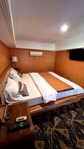 a bed in a room with a desk and a keyboard at Tamansari Homestay in Sawan +61 photos