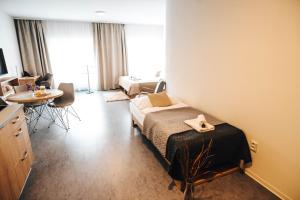 ein Schlafzimmer mit einem Bett und einem Tisch in einem Zimmer in der Unterkunft Hotel Forea in Lanškroun