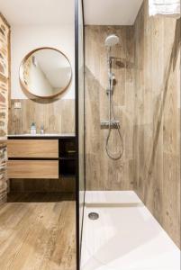 a bathroom with a shower and a mirror at Les Boisés à Kaysersberg+ 1 place de parking in Kaysersberg +22 photos