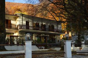 ハニアにあるHotel Hani Zisiのバルコニー付きの大きな建物