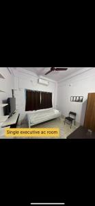 Raj Andar Guest House客房内的一张或多张床位