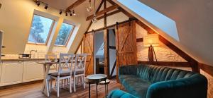 salon z kanapą i stołem w obiekcie Apartamenty Komarno 46 Jacuzzi&Sauna w mieście Komarno +37 zdjęć