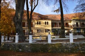Nespecifikovaný výhled na hory nebo výhled na hory při pohledu z hotelu