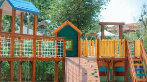 Ein Kinderspielbereich in der Unterkunft Lorin Syariah Solo Hotel