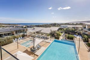 Bazén v ubytování Smiths Beach Resort nebo v jeho okolí
