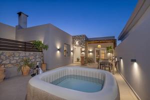 a large bath tub in the middle of a yard at Casa di Marillia in Archangelos