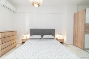 Ένα ή περισσότερα κρεβάτια σε δωμάτιο στο Ninas Central apartment