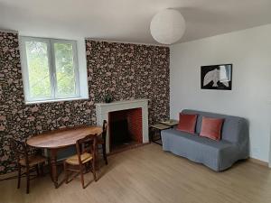 ein Wohnzimmer mit Couch und Tisch in der Unterkunft Gîte au coeur d'un vignoble in Saint-Aignan