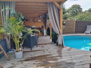 Bazén v ubytování Nice HOME nebo v jeho okolí