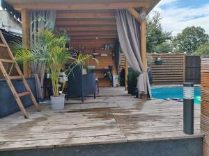 Bazén v ubytování Nice HOME nebo v jeho okolí