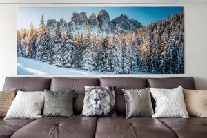 a living room with a couch with a painting of a lion at 4B2bLDK Manhattan Style High Floor 4房2衛 曼哈頓風格高層 in Taipei