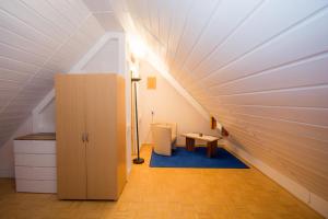 ein Zimmer mit einem Tisch und einem Stuhl im Dachgeschoss in der Unterkunft Ferienwohnung Emilia in Speyer