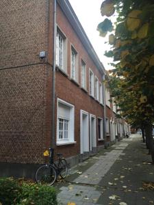 ブリュッセルにあるGuest House Dasos Kynthosの煉瓦造りの建物の隣に駐輪場