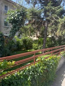 ein Holzzaun vor einem Haus in der Unterkunft Vila Relax Cotroceni in Bukarest