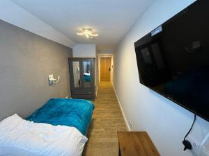 Postel nebo postele na pokoji v ubytování Heart of Hull Hotel