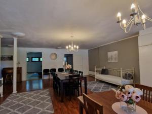 索特Ainola 1的带餐桌的客厅和餐厅