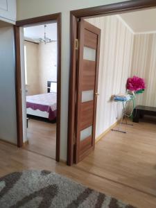Ένα ή περισσότερα κρεβάτια σε δωμάτιο στο Аккуратненькая квартира для гостей города