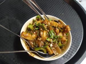 奥兰加巴德Hotel Kartiki的桌上放着一碗食物，还有筷子