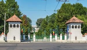 ein Gebäude mit zwei Türmen am Straßenrand in der Unterkunft Vila Relax Cotroceni in Bukarest + 2 Fotos