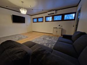 Una sala de estar con un sofá y un televisor de pantalla plana. en Ainola 1, en Syöte