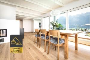 una sala da pranzo con tavolo e sedie di Die Bludenzerin a Bludenz