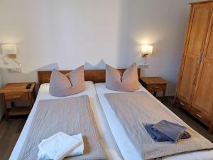 Un dormitorio con dos camas con toallas encima. en Apartment in Papstdorf "Rübezahlstiege", en Kurort Gohrisch