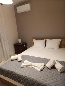 a bedroom with a bed with towels on it at Villa savvas in Paralía Avdhíron