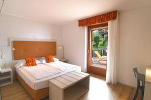A bed or beds in a room at Hotel Da Tino Még 37 kép