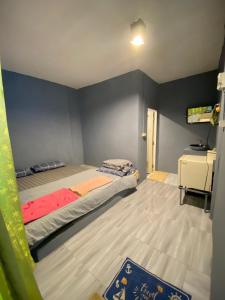 a bedroom with a bed and a blue wall at MD Kohlarn-Pattaya in Ko Larn