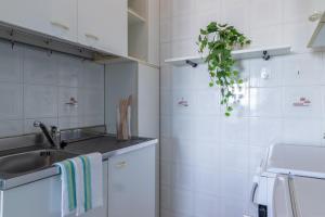 Kuchyň nebo kuchyňský kout v ubytování Lido degli Estensi Flat a due passi dalla spiaggia + 36 fotografií