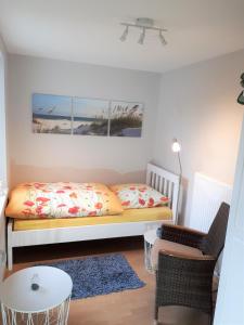 una camera da letto con un letto e un tavolo di Haus Inseltraum Whg 2 a Fehmarn