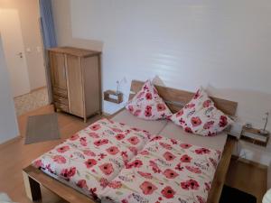 un letto con cuscini sopra di Haus Inseltraum Whg 2 a Fehmarn