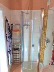 una doccia con una porta in vetro in un bagno di Haus Inseltraum Whg 2 a Fehmarn