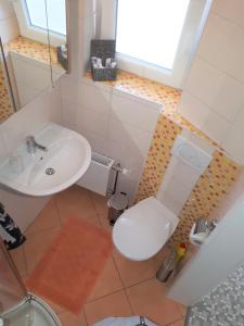 un bagno con un water e un lavandino di Haus Inseltraum Whg 2 a Fehmarn