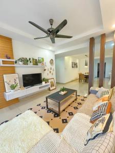 ein Wohnzimmer mit Couch und Flachbildfernseher in der Unterkunft Peony Apartment Cameron Highland in Kampung Kuala Terla
