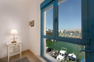 Una habitación con una ventana con barcos en ella. en Marina views Sotogrande, en Sotogrande
