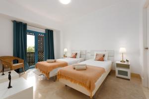 Un dormitorio con dos camas y una ventana. en Marina views Sotogrande, en Sotogrande